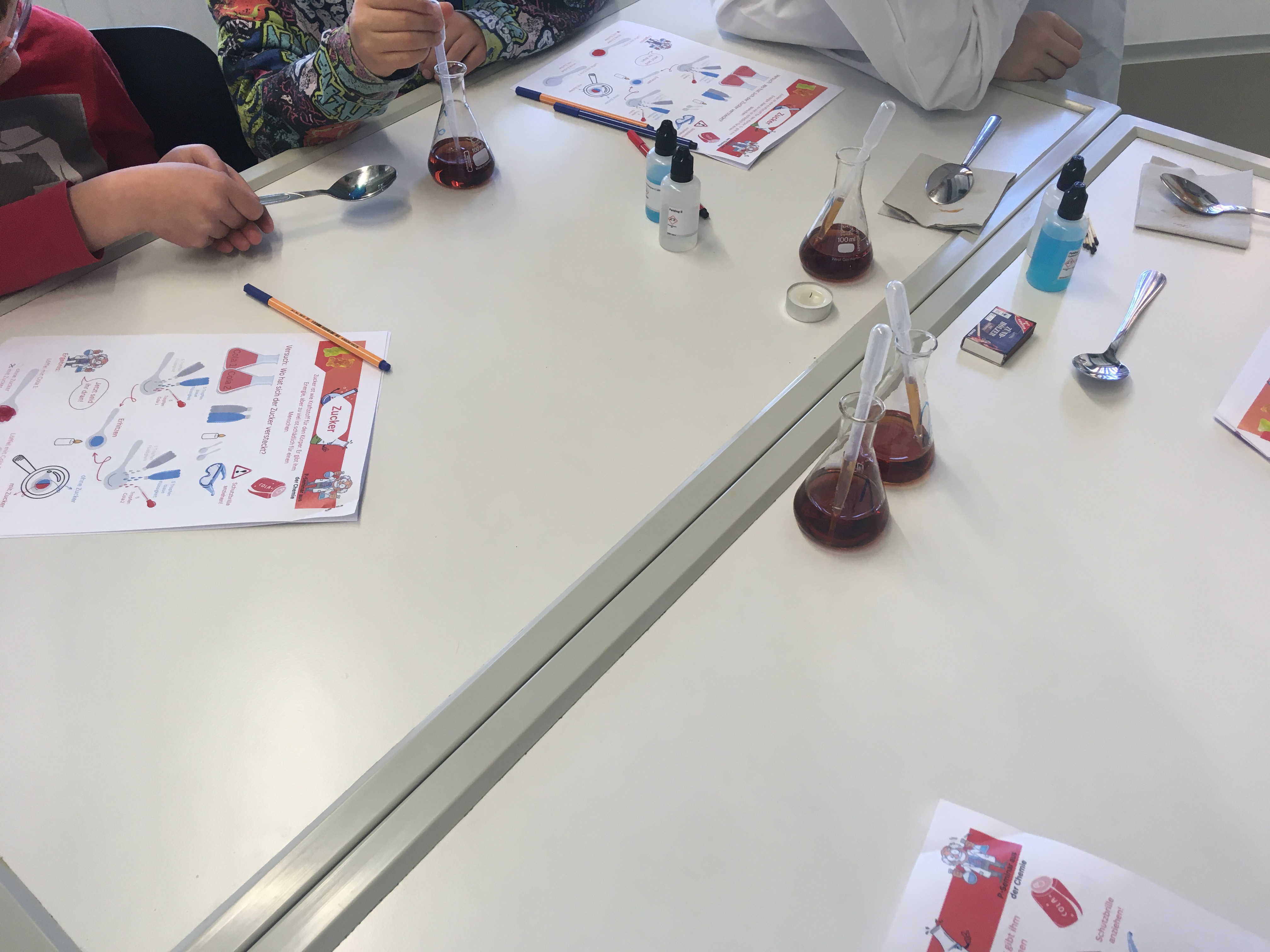 Schüler am Experimentieren